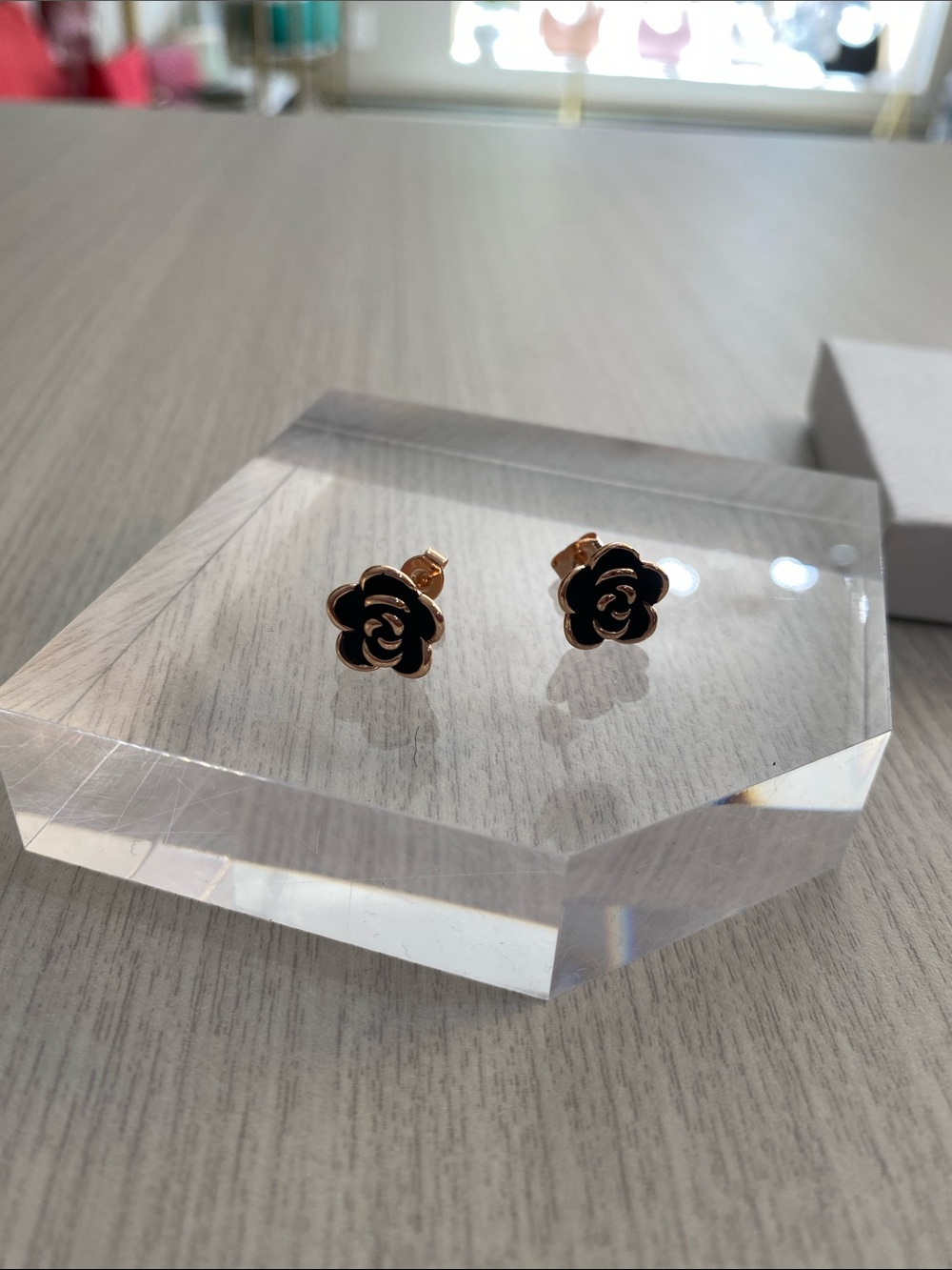 Flower pierced earrings